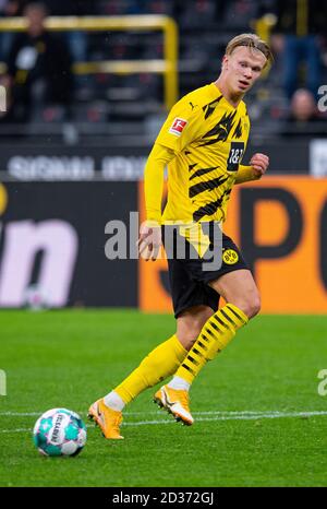 Dortmund, Deutschland. Oktober 2020. Fußball: Bundesliga, Borussia Dortmund - SC Freiburg, 3. Spieltag im Signal Iduna Park. Dortmunds Erling Haaland am Ball. Quelle: Guido Kirchner/dpa - WICHTIGER HINWEIS: Gemäß den Bestimmungen der DFL Deutsche Fußball Liga und des DFB Deutscher Fußball-Bund ist es untersagt, im Stadion und/oder aus dem Spiel aufgenommene Aufnahmen in Form von Sequenzbildern und/oder videoähnlichen Fotoserien zu nutzen oder auszunutzen./dpa/Alamy Live News Stockfoto