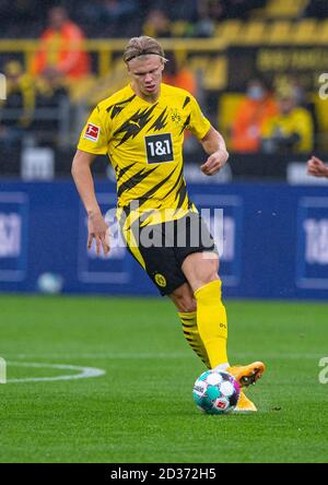 Dortmund, Deutschland. Oktober 2020. Fußball: Bundesliga, Borussia Dortmund - SC Freiburg, 3. Spieltag im Signal Iduna Park. Dortmunds Erling Haaland am Ball. Quelle: Guido Kirchner/dpa - WICHTIGER HINWEIS: Gemäß den Bestimmungen der DFL Deutsche Fußball Liga und des DFB Deutscher Fußball-Bund ist es untersagt, im Stadion und/oder aus dem Spiel aufgenommene Aufnahmen in Form von Sequenzbildern und/oder videoähnlichen Fotoserien zu nutzen oder auszunutzen./dpa/Alamy Live News Stockfoto