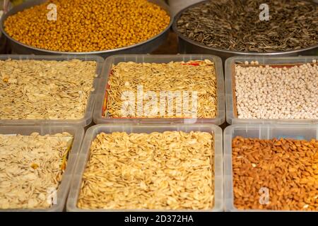 Verschiedene Nüsse und getrocknete Früchte im türkischen Markt, Antalia, Türkei Stockfoto