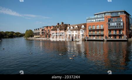 Eton, Buckinghamshire, England, Großbritannien. 2020. Die Themse und moderne Gebäude säumen die Uferpromenade und blicken auf die Themse, die von Windsor aus betrachtet wird Stockfoto