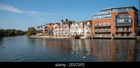 Eton, Buckinghamshire, England, Großbritannien. 2020. Die Themse und moderne Gebäude säumen die Uferpromenade und blicken auf die Themse, die von Windsor aus betrachtet wird Stockfoto