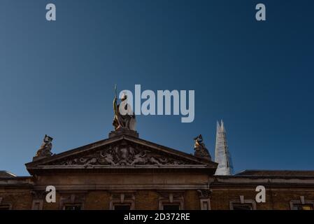 Dekorativer Giebel des Old Billingsgate Gebäudes, London, England Stockfoto