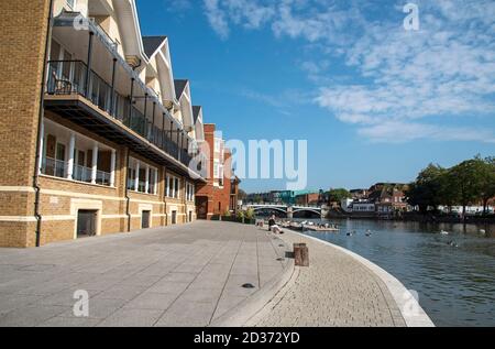 Eton, Buckinghamshire, England, Großbritannien. 2020. Die Themse und moderne Gebäude säumen die Uferpromenade und blicken auf die Themse, die von Windsor aus betrachtet wird Stockfoto