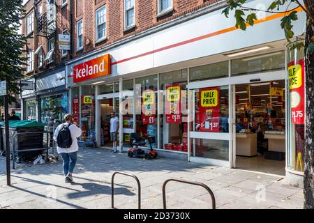 Island Supermarkt an der Junction Road, Islington, London, Großbritannien Stockfoto