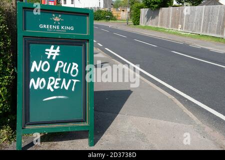 Moneyrow Green, Holyport, Berkshire, Großbritannien. Mai 2020. Der Greene King White Hart Country Pub ist vorübergehend geschlossen, zusammen mit anderen Pubs in Großbritannien während der Coronavirus Pandemic Sperre und der Vermieter stellt ein #no Pub no rent Zeichen vor der Vorderseite des Pubs. Quelle: Maureen McLean/Alamy Stockfoto