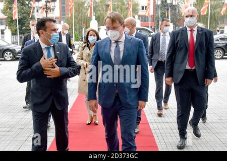 Skopje, Nordmakedonien. Oktober 2020. Der EU-Kommissar für Nachbarschaft und Erweiterung Oliver Varhelyi (Front R) spricht mit dem nordmazedonischen Premierminister Zoran Zaev während der Begrüßungszeremonie in Skopje, der Hauptstadt Nordmazedoniens, am 7. Oktober 2020. Quelle: Tomislav Georgiev/Xinhua/Alamy Live News Stockfoto