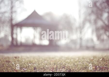 Sander's Park Bandstand an einem nebligen Tau Morgen Stockfoto