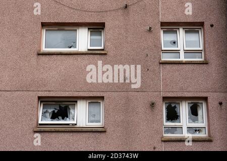 Außenansicht von verurteilten Wohnblöcken sozialer Wohnhäuser vor dem Abriss in Gallowgate, Glasgow, Schottland, Großbritannien Stockfoto