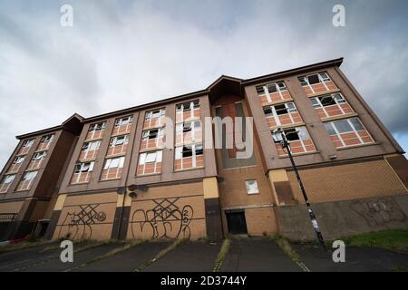 Außenansicht von verurteilten Wohnblöcken sozialer Wohnhäuser vor dem Abriss in Gallowgate, Glasgow, Schottland, Großbritannien Stockfoto