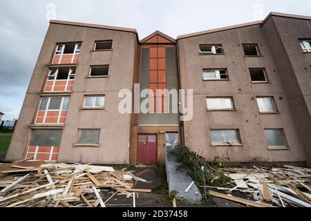 Außenansicht von verurteilten Wohnblöcken sozialer Wohnhäuser vor dem Abriss in Gallowgate, Glasgow, Schottland, Großbritannien Stockfoto