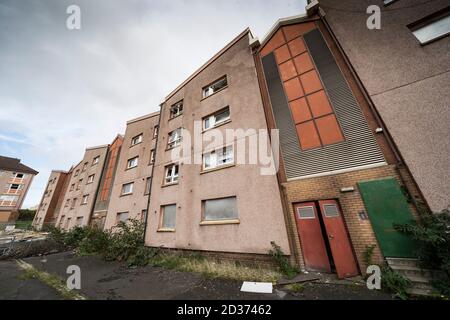 Außenansicht von verurteilten Wohnblöcken sozialer Wohnhäuser vor dem Abriss in Gallowgate, Glasgow, Schottland, Großbritannien Stockfoto