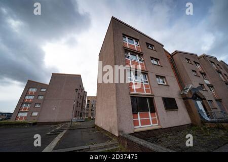 Außenansicht von verurteilten Wohnblöcken sozialer Wohnhäuser vor dem Abriss in Gallowgate, Glasgow, Schottland, Großbritannien Stockfoto