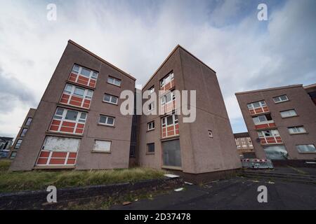 Außenansicht von verurteilten Wohnblöcken sozialer Wohnhäuser vor dem Abriss in Gallowgate, Glasgow, Schottland, Großbritannien Stockfoto