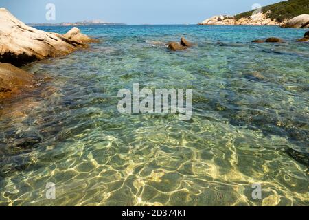 Idyllischer Strand in der Baja Sardinia, Insel Sardinien, Italien. Transparentes Wasser im Mittelmeer. Stockfoto