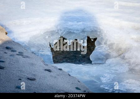 Nahaufnahme von Eiszapfen, die im See tropfen Stockfoto