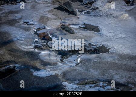 Broken Ice auf Sheridan Creek in Rattray Marsh Stockfoto