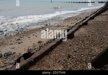 Gefährliche, zerklüftete abgenutzte Meeresschutzmaßnahmen zwischen Sheringham & West Runton, Norfolk, Großbritannien Stockfoto