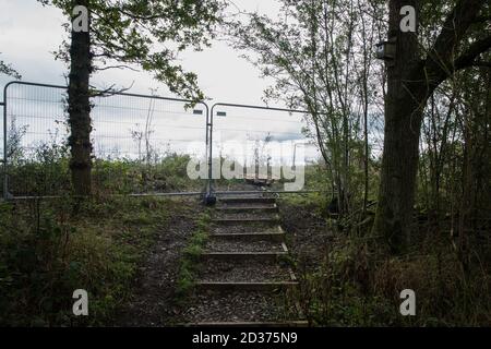 Calvert, Großbritannien. Oktober 2020. Ein Fußweg, der zu einem Gebiet des Calvert Jubilee Naturschutzgebietes führt, das von Bäumen und Vegetation von Auftragnehmern, die im Auftrag der HS2 Ltd. Arbeiten, befreit wurde. HS2 Ltd hat den Besitz der östlichen Seite des Naturschutzgebietes ergriffen, Das vom Berks, Bucks und Oxon Wildlife Trust (BBOWT) gepflegt wird und Heimat von Bittern, Zuchtseeschwalben und einigen der UKÕs seltensten Schmetterlinge ist, wird am 22. September durchgeführt, um Abfertigungsarbeiten im Zusammenhang mit der Hochgeschwindigkeitsstrecke HS2 durchzuführen. Kredit: Mark Kerrison/Alamy Live Nachrichten Stockfoto