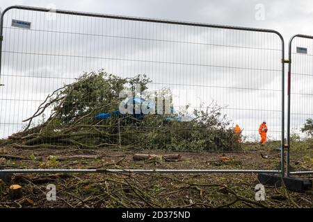 Calvert, Großbritannien. Oktober 2020. Ein Gebiet von Calvert Jubilee Naturschutzgebiet von Bäumen und Vegetation von Auftragnehmern im Auftrag der HS2 Ltd gerodet HS2 Ltd beschlagnahmte Besitz der östlichen Seite des Naturschutzgebietes, Das vom Berks, Bucks und Oxon Wildlife Trust (BBOWT) gepflegt wird und Heimat von Bittern, Zuchtseeschwalben und einigen der UKÕs seltensten Schmetterlinge ist, wird am 22. September durchgeführt, um Abfertigungsarbeiten im Zusammenhang mit der Hochgeschwindigkeitsstrecke HS2 durchzuführen. Kredit: Mark Kerrison/Alamy Live Nachrichten Stockfoto