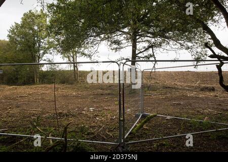 Calvert, Großbritannien. Oktober 2020. Ein Gebiet von Calvert Jubilee Naturschutzgebiet von Bäumen und Vegetation von Auftragnehmern im Auftrag der HS2 Ltd gerodet HS2 Ltd beschlagnahmte Besitz der östlichen Seite des Naturschutzgebietes, Das vom Berks, Bucks und Oxon Wildlife Trust (BBOWT) gepflegt wird und Heimat von Bittern, Zuchtseeschwalben und einigen der UKÕs seltensten Schmetterlinge ist, wird am 22. September durchgeführt, um Abfertigungsarbeiten im Zusammenhang mit der Hochgeschwindigkeitsstrecke HS2 durchzuführen. Kredit: Mark Kerrison/Alamy Live Nachrichten Stockfoto