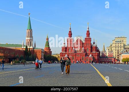 Touristen auf dem Roten Squareon Hintergrund des Staatlichen Historischen Museums. Moskau, Russland Stockfoto