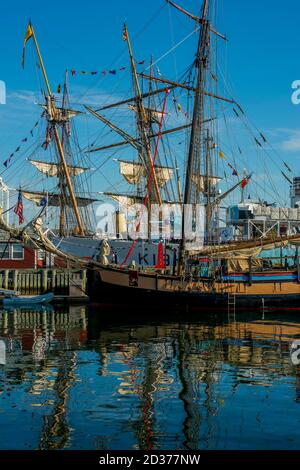 Hohe Schiffe dockten im Hafen in Halifax, Nova Scotia, Kanada. Stockfoto