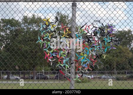 Ein großes Herz aus Plastikflugzeugen, das in einem Kettengliederzaun steckt. Im Flushing Meadows Corona Park in Queens, New York City. Stockfoto