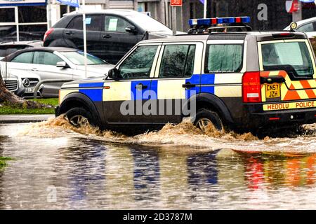 TREFOREST INDUSTRIAL ESTATE, IN DER NÄHE VON CARDIFF, WALES - FEBRUAR 2020: Polizei 4x4 Patrouille Fahrzeug fahren durch Hochwasser auf Treforest Industrial Estate Stockfoto