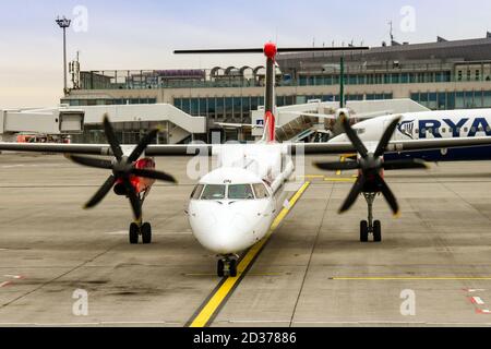 BUDAPEST, UNGARN - MÄRZ 2019: Turboprop-Flugzeuge mit Triebwerken warten darauf, ihren Stand am Flughafen Budapest zu verlassen. Stockfoto