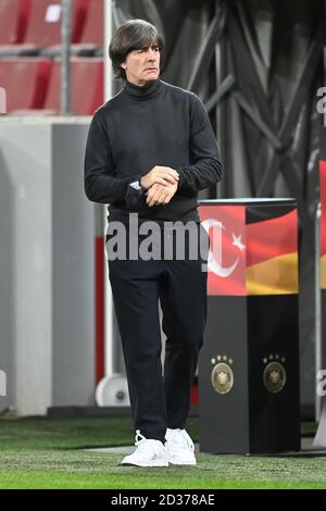 Köln, Deutschland. Oktober 2020. Bundestrainer Joachim Jogi Loew (Deutschland) vor dem Spiel. GES./Fussball/Testspiel: Deutschland - Tuerkei, 07.10.2020 Fußball: Testmatch: Deutschland gegen Türkei Köln, 7. Oktober 2020 Quelle: dpa/Alamy Live News Stockfoto