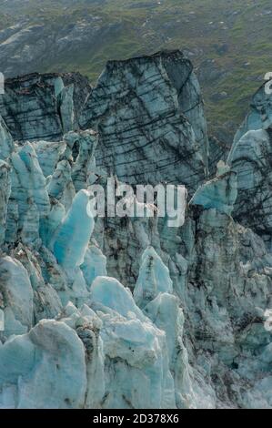 Blick auf die Gletscherwand des Lamplugh Glacier im Johns Hopkins Inlet im Glacier Bay National Park, Alaska, USA. Stockfoto