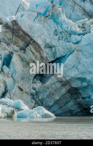 Blick auf die Gletscherwand des Lamplugh Glacier im Johns Hopkins Inlet im Glacier Bay National Park, Alaska, USA. Stockfoto