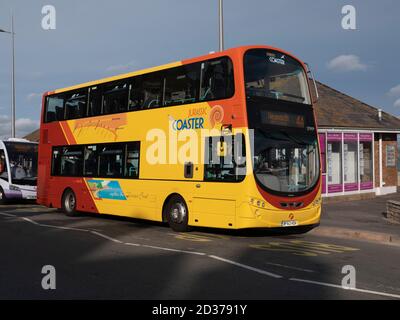 Erster Wessex, Volvo B7 Bus in Jurassic Coaster Lackierung auf der Esplanade in Weymouth Stockfoto