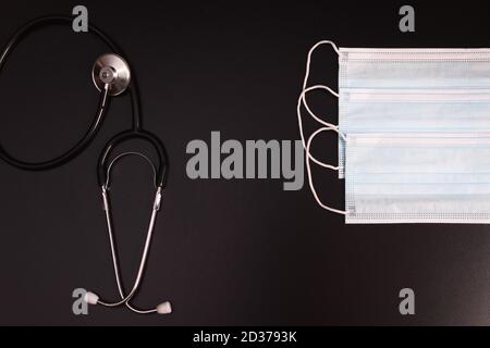 Stethoskop Medizinische und medizinische Maske auf schwarzem Hintergrund. Banner. Stockfoto