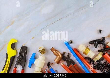 Verschiedene Klempner Werkzeuge, Rohrverschraubungen auf einer Heimwerker Sanitär Materialien einschließlich Kupferrohr Stockfoto