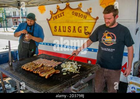 Süße Zwiebelwürste werden auf dem Bauernmarkt in Walla Walla, Ost-Washington, USA, gegrillt. Stockfoto