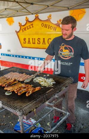 Süße Zwiebelwürste werden auf dem Bauernmarkt in Walla Walla, Ost-Washington, USA, gegrillt. Stockfoto