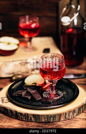 Hausgemachte rote Johannisbeere Nalivka und Schokolade mit Apfel Stockfoto