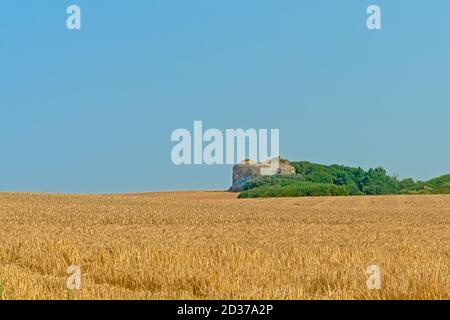 Alter Weltkrieg zwei Bunker in einem Feld entlang der französischen Opalküste. Stockfoto