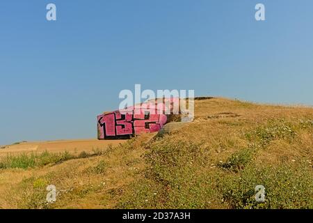 Alter Weltkrieg zwei Bunker in einem Feld entlang der französischen Opalküste. Stockfoto