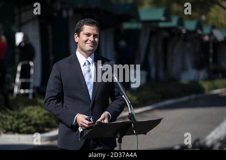 Washington, Usa. Oktober 2020. Brian Morgenstern, stellvertretender Pressesprecher des Weißen Hauses, spricht mit Mitgliedern des Pressecorps des Weißen Hauses über den Status der Gesundheit von US-Präsident Donald Trump, während er sich am Mittwoch, den 7. Oktober 2020, von einem Coronavirus außerhalb des Westflügels des Weißen Hauses in Washington, DC, USA, erholt. Foto von Sarah Silbiger/UPI Kredit: UPI/Alamy Live Nachrichten Stockfoto