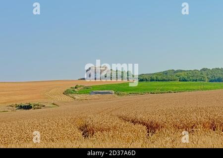 Alter Weltkrieg zwei Bunker in einem Feld entlang der französischen Opalküste. Stockfoto