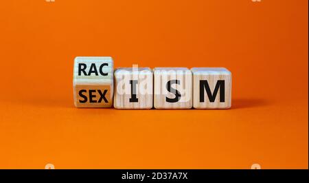Würfel bilden die Wörter "Rassismus" und "Exismus". Schöner orangefarbener Hintergrund, Kopierbereich. Konzept. Stockfoto