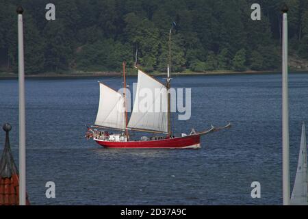 Ein Segelschiff mit rotem Körper segelt entlang der Flensburger Förde Schleswig Holstein Region Deutschland Stockfoto