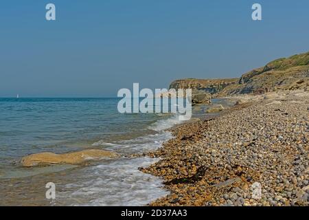 Felsküste mit Remaisn von Bunker und Cap gris nez Klippen der französischen Opal Küste entlang der Nordsee im Hintergrund. Stockfoto