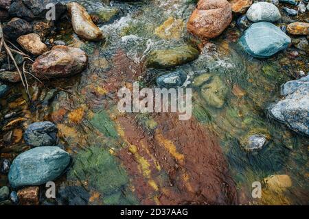 Malerische Landschaft mit tollen bunten kleinen Fluss. Malerischer Blick auf den wunderschönen Bergbach mit mehrfarbigem Lehm am Boden. Erstaunlich lebendige Landschaft w Stockfoto