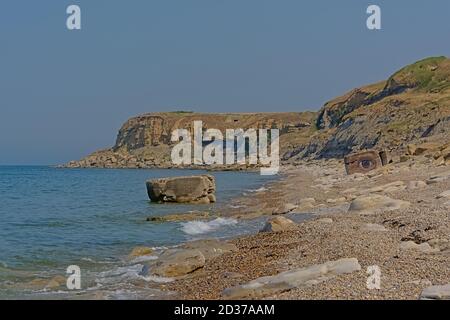 Felsküste mit Remaisn von Bunker und Cap gris nez Klippen der französischen Opal Küste entlang der Nordsee im Hintergrund. Stockfoto