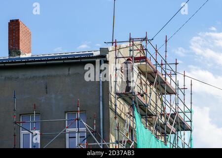 Reparatur der Fassade eines Wohnhauses mit Gerüsten Stockfoto