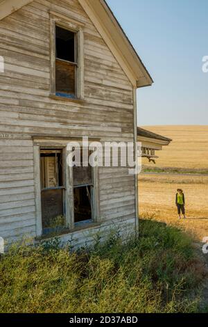 Woman (Model Release 20020923-10) Blick auf verlassene Weber Farm House im Palouse in der Nähe von Pullman, Eastern Washington, USA. Stockfoto