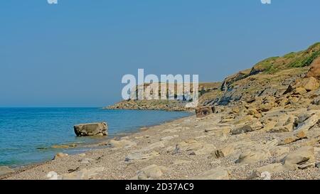 Felsküste mit Remaisn von Bunker und Cap gris nez Klippen der französischen Opal Küste entlang der Nordsee im Hintergrund. Stockfoto